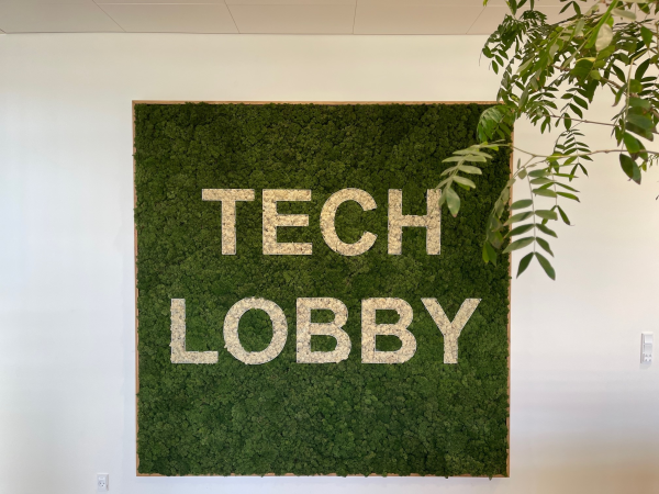Mosvæg til Tech Lobby med firmanavn